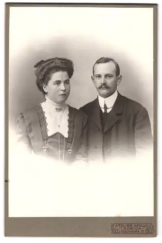 Fotografie Atelier Apollo, Zürich, Kasernenstr. 81, Portrait Martha und Mathias Zahner im Anzug und Kleid