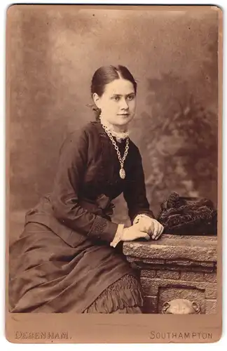 Fotografie Edwin Debenham, Southampton, Sussex Place 1, Portrait junge Frau im Biedermeierkleid mit Halskette