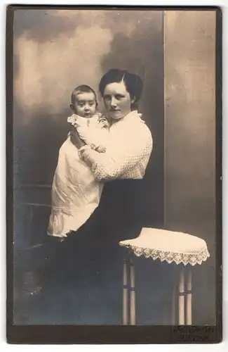 Fotografie Fr. Becker, Höftgrube, Mutter mit Kind im Arm im weissen Kleid