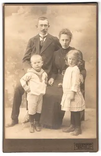Fotografie Julius Simonsen, Oldenburg, Am Markt 25, Familienportrait mit Kindern