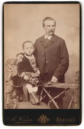 Fotografie A. Winzer, Dresden, Vater mit Tochter in förmlicher Kleidung