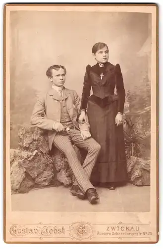 Fotografie Gustav Jobst, Zwickau, Äussere Schneebergerstrasse 20, Frau mit Crucifix und Gemahl