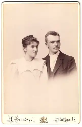Fotografie Hermann Brandseph, Stuttgart, Marienstrasse 36, Portrait von jungem Paar in zeitgenössischer Kleidung