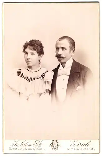 Fotografie I. Möbius & Cie, Zürich, Limmatquai 42, Portrait von jungem Paar, Frau in gerüschtem Kleid