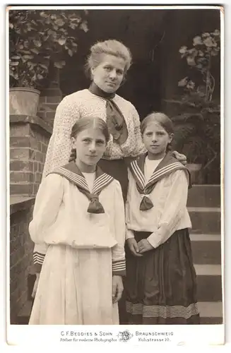 Fotografie C.F. Beddies & Sohn, Braunschweig, Kuhstrasse 10, Mutter mit ihren zwei Töchtern in Matrosenanzügen