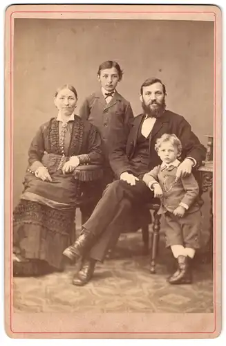 Fotografie C. Grieser, Beestow, Portrait von Familie in förmlicher Kleidung