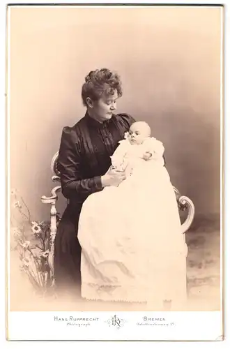 Fotografie Hans Rupprecht, Bremen, Osterthorsteinweg 49, Mutter mit ihrem süssen Säugling