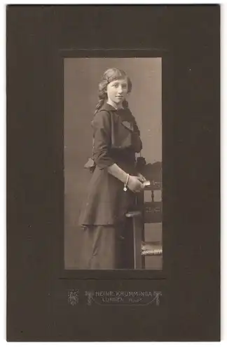 Fotografie Heinr. Krumminga, Lunden i. Holst., Mädchen mit Armband und Zöpfen