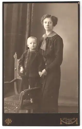 Fotografie H. Joseph & Co., Berlin-Neukölln, Berliner Mutter mit Sohn