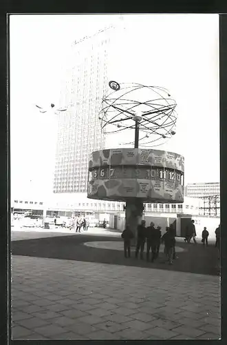Foto-AK Berlin, Alexanderplatz mit Weltzeituhr und Hotel Stadt Berlin