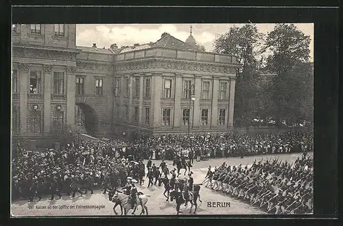 AK Berlin, Der Kaiser an der Spitze der Fahnenkompagnie vor dem kronprinzlichen Palais