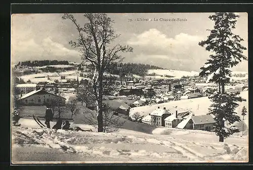 AK La Chaux-de-Fonds, Blick von einem Hügel auf verschneiten Ort