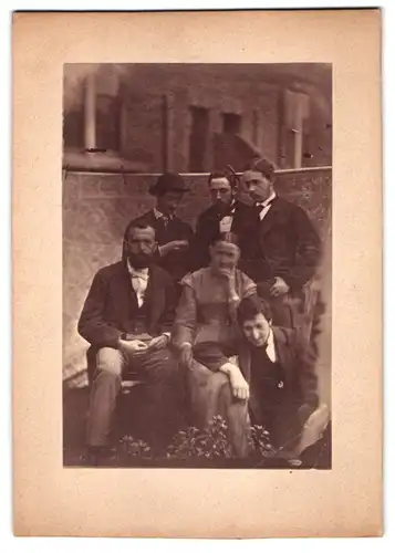 Fotografie unbekannter Fotograf und Ort, Familie mit vier Söhnen im Hinterhof in Anzügen posieren für den Fotografen