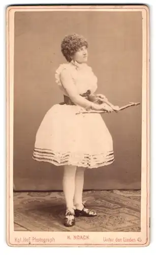 Fotografie H. Noack, Berlin, Unter den Linden 45, Portrait junge Frau als weiblicher Armor mit Herzpfeil und Bogen