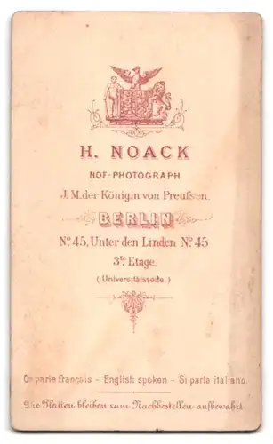 Fotografie H. Noack, Berlin, Unter den Linden 45, Portrait junge Frau als weiblicher Armor mit Herzpfeil und Bogen