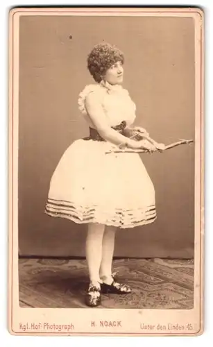 Fotografie H. Noack, Berlin, Unter den Linden 45, Portrait Frau im hellen Kleid mit Herzpfeil als weiblicher Armor