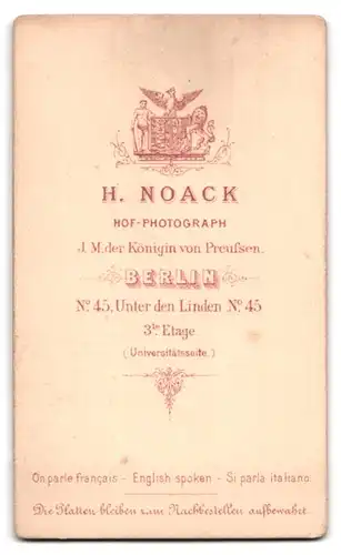 Fotografie H. Noack, Berlin, Unter den Linden 45, Portrait Frau im hellen Kleid mit Herzpfeil als weiblicher Armor