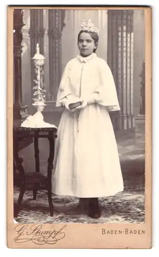 Fotografie G. Stumpf, Baden-Baden, Portrait Mädchen im weissen Kleid mit Diadem und Kerze, Kommunion