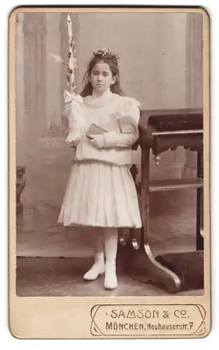 Fotografie Samson & Co., München, Neuhauserstr. 7, Portrait Mädchen im hellen Kleid mit Kerze und Kopfschmuck