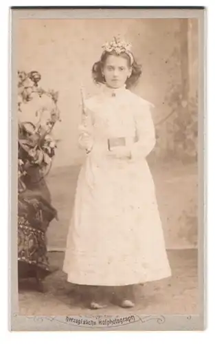 Fotografie A. Irl, Mittenwald a. J., Portrait Mädchen im hellen Kommunionskleid mit Blumenschmuck