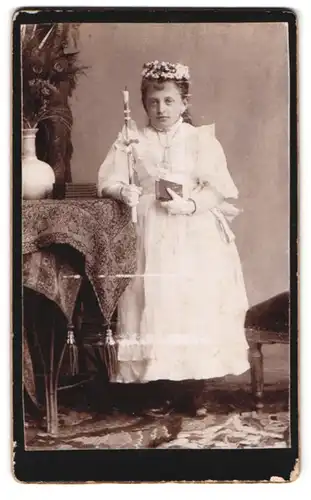 Fotografie Anian Irl, Mittenwald, Portrait Mädchen im Kleid mit Bibel, Kerze und Kopfschmuck, Kommunion