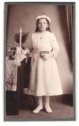 Fotografie A. Irl, Mittenwald a. Isar., Portrait Mädchen im weissen Kleid mit Kerze und Bibel zur Kommunion