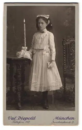 Fotografie Val. Diepold, München, Zweibrückenstr. 2, Portrait Mädchen im hellen Kleid mit Haube und Kerze, Kommunion