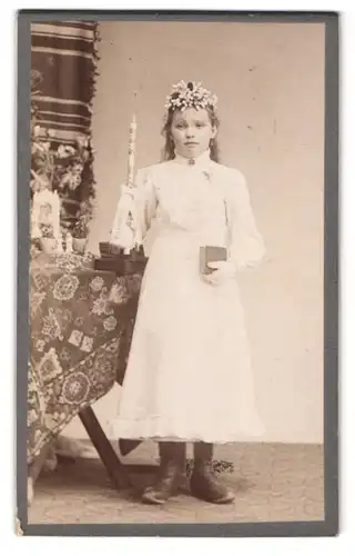 Fotografie A. Irl, Mittenwald a. Isar, Portrait Mädchen im weissen Kommunionskleid mit Haarschmuck