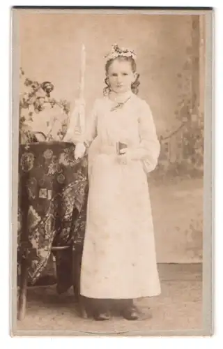 Fotografie A. Irl, Mittenwald a. Isar, Portrait niedliches Mädchen im weissen Kleid mit Kerze, Kommunion