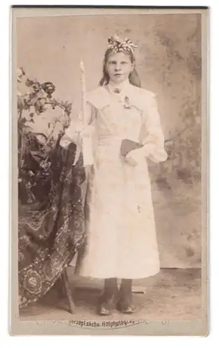 Fotografie A. Irl, Mittenwald a. Isar, Portrait junges Mädchen im Kommunionskleid mit Haarschmuck