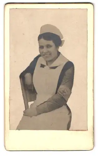 Fotografie unbekannter Fotograf und Ort, Frau im Krankenschwestern Rotkreuz Outfit mit Häubchen