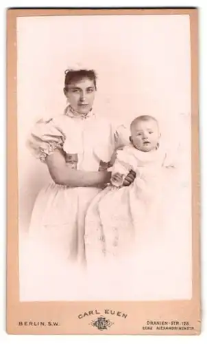 Fotografie Carl Euen, Berlin, Oranien-Str. 128, Portrait Amme im weissen Kleid mit Kleinkind im Arm