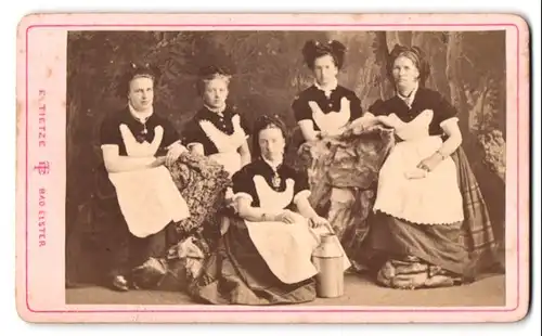 Fotografie E. Tietze, Bad Elster, Portrait fünf Bäderfrauen mit Marienquellwasser Kannen