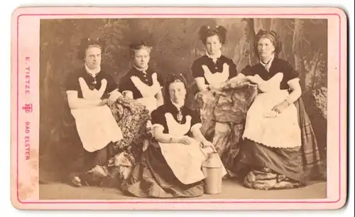 Fotografie E. Tietze, Bad Elster, Portrait Bäderdamen mit Heilquellwasser Kannen der Marienquelle