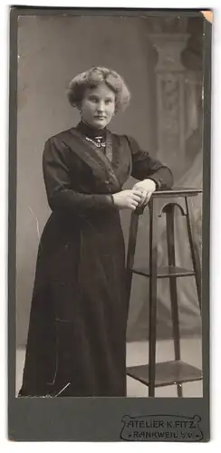 Fotografie K. Fitz, Rankweil i. V., Portrait junge Dame im modischen Kleid