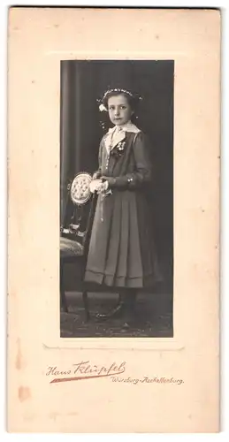Fotografie Hans Klüpfel, Würzburg, Portrait modisch gekleidetes Mädchen mit einem Buch