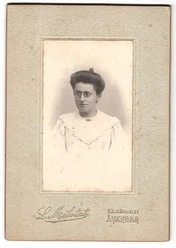 Fotografie L. Mélotat, Auxerre, 8, Rue Michelet, Brustportrait hübsch gekleidete Dame mit Zwicker