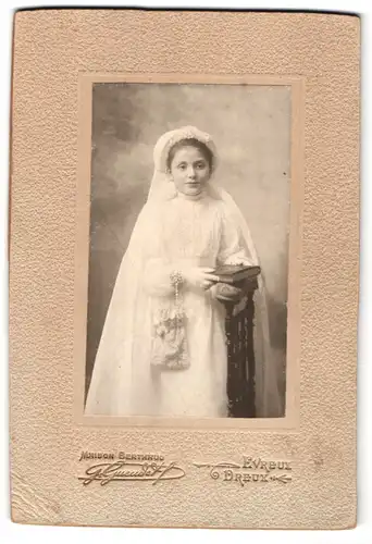 Fotografie G. Gueudet, Evreux, Portrait junges Mädchen im weissen Kleid mit Schleier und Buch