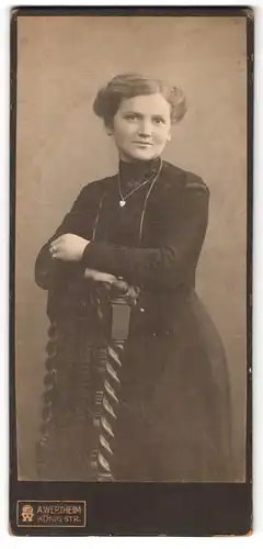 Fotografie A. Wertheim, Berlin, Königstrasse, Portrait junge Dame mit moderner Frisur und Herzkette