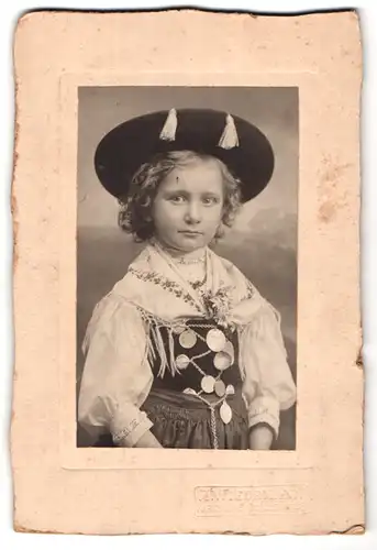 Fotografie A. Wiedemann, Karlsruhe, Schillerstrasse 13, Portrait kleines Mädchen in Tracht