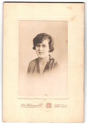 Fotografie Fritz Hofmann & Co., Frankfurt, Kaiserstrasse 7, Portrait junge Dame mit Halskette