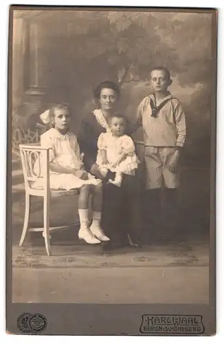 Fotografie Karl Wahl, Berlin-Schöneberg, Hauptstrasse 156, Portrait bürgerliche Dame mit zwei Kindern und Kleinkind