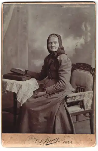 Fotografie Sigmund Bing, Wien, Goldschmidgasse 4, Portrait ältere Dame in hübscher Kleidung mit Kopftuch