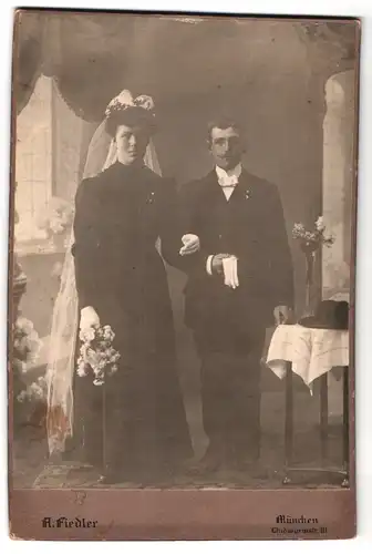 Fotografie A. Fiedler, München, Lindwurmstrasse 111, Portrait bürgerliches Paar in Hochzeitskleidung mit Blumenstrauss
