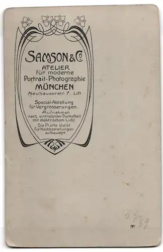 Fotografie Samson & Co., München, Neuhauserstrasse 7, Portrait halbwüchsiger Knabe im Anzug mit Kerze