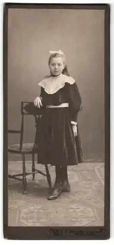 Fotografie E. Schultze, Heidelberg, Plöck 79, Portrait junges Mädchen im Samtkleid mit Spitzenkragen