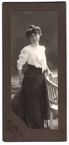 Fotografie M. Ketzler, Innsbruck, Heiliggeiststrasse 9, Portrait junge Dame in weisser Bluse und Rock