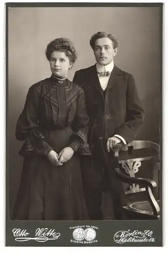 Fotografie Otto Witte, Berlin-SO, Skalitzer-Strasse 54, Portrait junges Paar in eleganter Kleidung