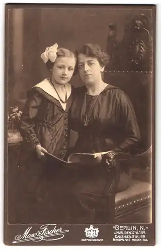 Fotografie Max Fischer, Berlin-N, Invalidenstrasse 164, Portrait bürgerliche Dame und Mädchen mit Zeitung