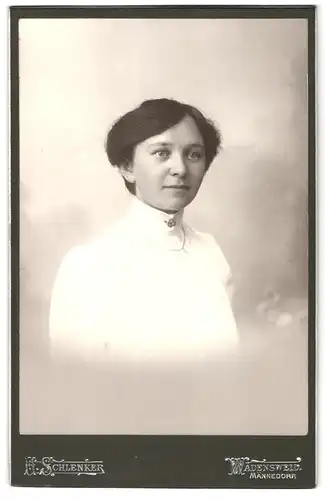 Fotografie E. Schlenker, Wädenswil, Portrait junge Dame mit moderner Frisur